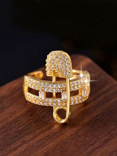 1 chiếc nhẫn nữ thiết kế ghim thời trang đính đá Cubic Zirconia tổng hợp lấp lánh. Nhẫn mạ vàng 24K có thể điều chỉnh kích cỡ dành cho nữ. Thích hợp cho đeo hàng ngày, dự tiệc, kỷ niệm và các dịp đặc biệt. Hoàn hảo làm quà tặng sinh nhật và ngày Valentine.