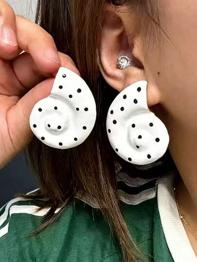 1 par de pendientes de concha estilo Y2K - Pendientes de espiral con lunares blancos, joyería linda, accesorio elegante para uso diario y atuendos de fiesta de mujeres