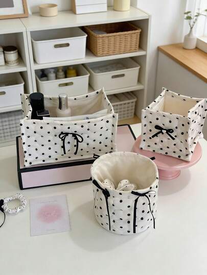 Bộ 3 giỏ đựng đồ chần bông chấm bi, thiết kế nơ dễ thương, hộp vải gấp gọn, dung tích lớn, kiểu Nhật Bản và Hàn Quốc, đồ trang trí bàn làm việc phòng trẻ em, có thể dùng để đựng mỹ phẩm, điện thoại di động, đồ chơi, quần áo, vật dụng nhỏ, v.v., trang trí nhà cửa đơn giản, thời trang và tự nhiên.