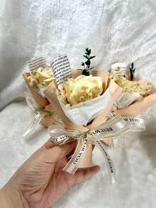 一束迷你仿真花，包含一朵仿真玫瑰和一束满天星，用纸包装。适合作为生日或周年纪念礼物送给妈妈、女朋友、男朋友、朋友，也可作为母亲节礼物、情人节礼物、婚礼回礼、家居或办公桌装饰，以及送给女性和儿童的生日或节日礼物。 - 香檳色 - 查看 2