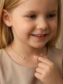 1pc Classic Minimalist Five-Leaf Flower Necklace For Girls, Stainless Steel Jewelry Suitable For Summer Beach, Vacation, Daily Wear - Yellow Gold - View 6