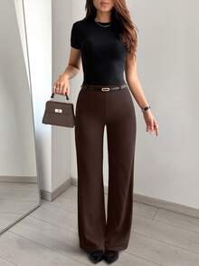 Quần dài nữ ống đứng màu nâu trơn, kiểu dáng giản dị nhưng thanh lịch. Phần cạp quần tôn lên vòng eo, phù hợp cho mặc hàng ngày, công sở, hẹn hò và du lịch. - Rỉ Nâu - Xem 2