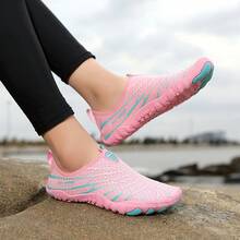 男女通用多色字母赤脚水鞋，适合情侣海滩度假、露营、派对、健身房锻炼、瑜伽、健身、徒步旅行。女士夏季沙滩涉水鞋，水上乐园橡胶防滑鞋底，轻便易穿的游泳鞋，柔软舒适的夏季鞋。 - 粉色 - 查看 5