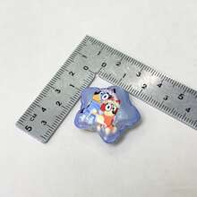 Bluey 2026年美曼周边新品3件套！布鲁伊主题星形饰品，可爱又治愈！精选布鲁伊、宾果等超人气角色，采用相同边框图案，搭配梦幻冰蓝色背景和立体星形设计。 - 彩色 - 查看 3