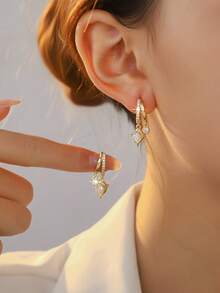 一对镶钻海豚心形耳环，优雅的3D海洋动物耳环，海豚象征着自由、浪漫和好运，适合日常通勤、海滩度假、约会和派对等场合。 - 海豚 - 查看 2