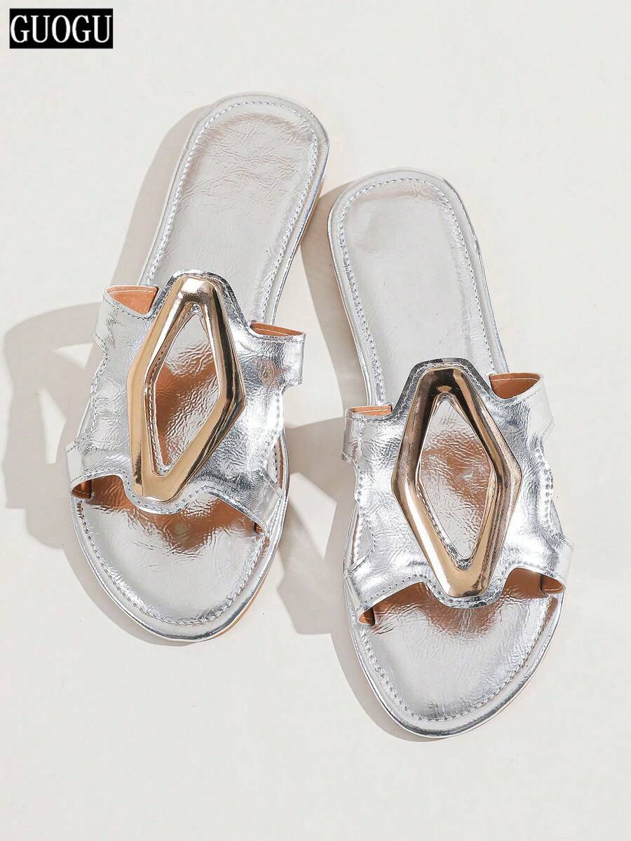 Sandales plates pour femmes, tongs d'été de mode à la plage, glissières argentées avec boucle métallique stylée, tongs surdimensionnées polyvalentes, convenant aux robes, chaussures de style bohème pour dames - Argent - Voir 1