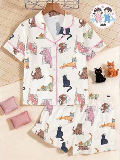 两件套可爱猫咪印花儿童睡衣套装，儿童短袖短裤，阻燃新款翻领开衫设计，方便穿脱，宽松版型，卡通猫咪全身印花，男女童皆宜，休闲家居服或睡衣。
