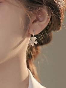 一对时尚优雅小众百搭水钻花朵耳钉，适合女性日常、节日和假日佩戴 - 花朵 - 查看 3