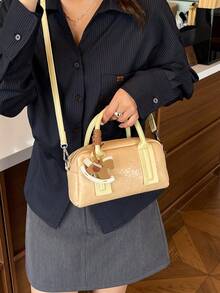 1 chiếc túi Boston cổ điển màu vàng tương phản, mặt dây chuyền hình ngựa bập bênh dễ thương, phụ kiện kim loại màu bạc, hai lựa chọn quai xách (cầm tay và đeo vai), khóa kéo, túi xách nữ thời trang retro dùng hàng ngày quanh năm. - Màu vàng - Xem 3
