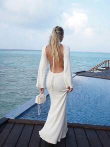 Đầm maxi dệt kim màu trắng hở lưng, tay dài xòe rộng, lưng hở, buộc dây phía sau, ôm sát cơ thể, thích hợp cho kỳ nghỉ. - Màu be - Xem 1