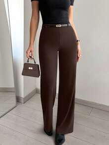 Quần dài nữ ống đứng màu nâu trơn, kiểu dáng giản dị nhưng thanh lịch. Phần cạp quần tôn lên vòng eo, phù hợp cho mặc hàng ngày, công sở, hẹn hò và du lịch. - Rỉ Nâu - Xem 5