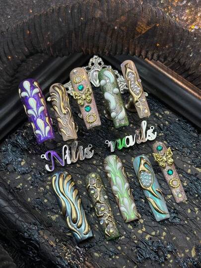 10 piezas Kit de uñas acrílicas cuadradas largas hechas a mano completamente cubiertas, uñas verdes, con patrones de flujo asimétrico dorado dibujados a mano y ondas de agua simétricas y otros patrones geométricos, mariposas de metal 3D y piedras preciosas verdes y anillos huecos dorados y perlas falsas blancas y otros accesorios para uñas