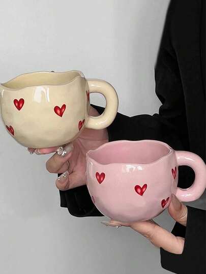 Tasse en céramique de forme de cœur créative, tasse à eau de haute qualité convenant à un usage domestique, adaptée aux couples, tasse à café de bureau mignonne, convenant aux accessoires de tasse de cuisine, à la remise des diplômes et à la rentrée scolaire, style décoratif, décoration de la maison, décoration de la chambre, décoration murale, articles de voyage essentiels, choix idéal pour les baby shower