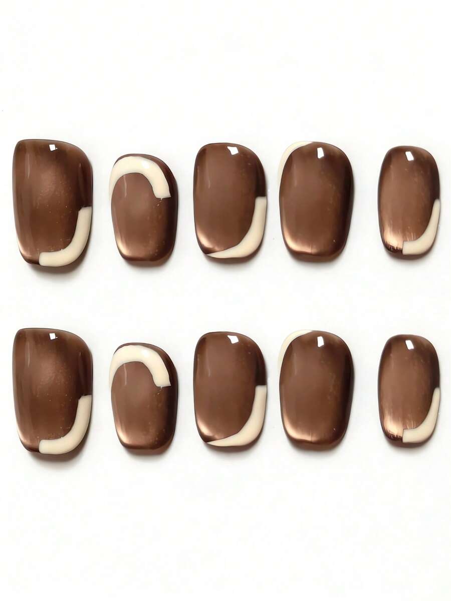 10片手工方形中号美甲贴纸，主色调为浓郁的深棕色猫眼图案，宛如丝滑的巧克力酱。饰以不对称的白色线条，打破纯色的单调，甜美与清新完美平衡，精致而不失细节。打造温柔优雅的可爱美甲，适合女士和女孩在春、夏、秋、冬四季的各种节日、派对和日常生活中使用。 - 巧克力棕 - 查看 1