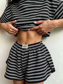 Bộ đồ mặc nhà kẻ sọc thoải mái dành cho nữ, thiết kế rộng rãi tôn dáng, chất liệu vải mềm mại thoáng khí, gồm 2 món áo tay ngắn và quần short. - màu đen - Xem 1