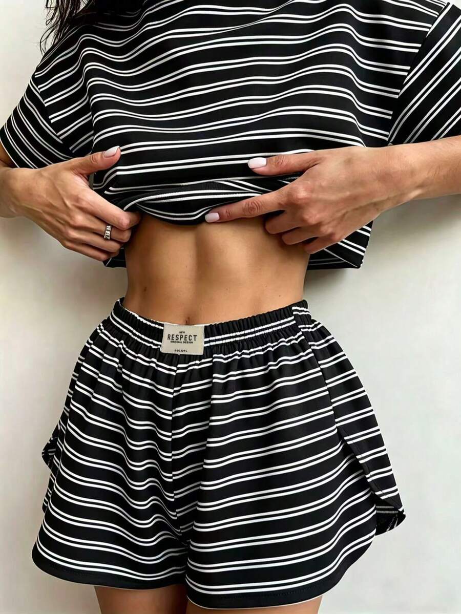 Bộ đồ mặc nhà kẻ sọc thoải mái dành cho nữ, thiết kế rộng rãi tôn dáng, chất liệu vải mềm mại thoáng khí, gồm 2 món áo tay ngắn và quần short. - màu đen - Xem 1