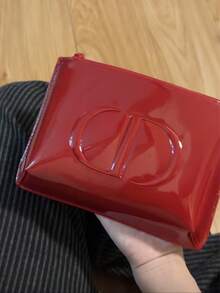 Dior Red Flat Makeup Bag Cosmetic Pouch: Glossy Patent Leather Zipper Case , Compact Travel Organizer For Cosmetics & Essentials, Elegant Luxury Beauty Accessory For Women , Perfect Gift For Birthday, Valentine's Day & Christmas, Travel Size, Makeup Bag Essential, Lightweight & Durable Design, Water-Resistant Interior, Ideal For Daily Use & Party Touch-Ups, French Luxury Craftsmanship, Dior Signature Style, Must-Have For Handbag & Travel, High-End Gift Box Packaging - Đỏ - Xem 4
