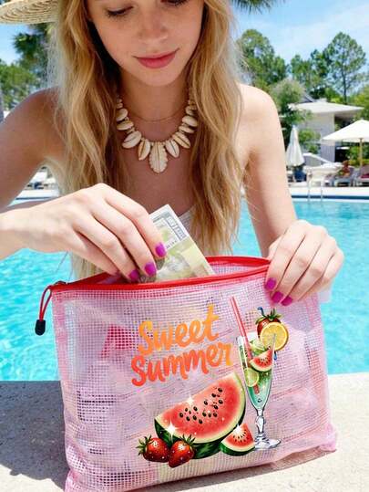 Túi đi biển lưới chống thấm nước và thời trang nhiều màu sắc, có khẩu hiệu "Mùa hè ngọt ngào" và họa tiết dưa hấu, một chiếc túi đựng mỹ phẩm chủ đề biển. Chiếc túi mỹ phẩm trong suốt dung tích lớn này có thể đựng kem chống nắng, đồ ăn nhẹ, bikini và các vật dụng cần thiết khác khi đi biển. Một vật dụng đựng đồ bền và thiết thực cho mùa xuân/hè, hoàn hảo cho việc bơi lội.