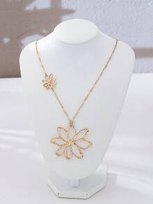 1pc European And American Fashion Elegant Hollow Flower Pendant Necklace, Exaggerated Design Suitable For Vacation - Gold - View 5