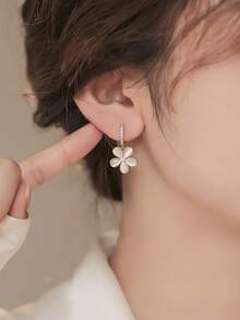 一对时尚优雅小众百搭水钻花朵耳钉，适合女性日常、节日和假日佩戴 - 花朵 - 查看 4
