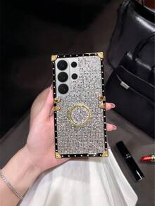 亮片水钻单件装闪光图案长方形品牌防震时尚手机壳，带指环支架、腕带，兼容三星Galaxy S26 Ultra/S26/S26 Plus/S25FE/S25 Ultra/S25+/S25/S24 Plus。手机壳在不同光线下会呈现不同颜色，图案上有一层保护膜，使用前需要撕掉。 - 白色+指環支架 - 查看 6