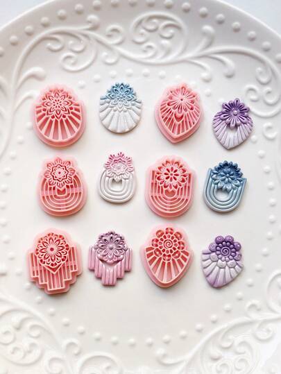 Khuôn cắt đất sét polymer độ chính xác cao với họa tiết hoa văn hình học tua rua, dùng để làm trang sức, bông tai và phụ kiện. Khuôn bao gồm các khuôn cắt chính xác và dụng cụ tạo hình đất sét mềm, hoàn hảo cho những người làm trang sức, người đam mê thủ công và là món quà lý tưởng cho những người yêu thích tự làm đồ.