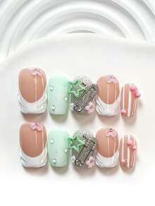 10件套夏季风手工美甲套装，包含印花美甲贴纸、星星、回形针、小花美甲装饰、线条美甲装饰、绿白指甲油，可爱甜美风格，内含美甲工具（1张果冻贴纸+1把指甲锉），三种尺寸可选：方形、短方形、杏仁形，适合派对、日常佩戴、拍照、春夏通勤等场合。 - 彩色 - 查看 12