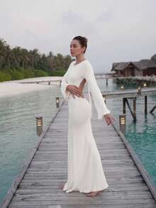 Đầm maxi dệt kim màu trắng hở lưng, tay dài xòe rộng, lưng hở, buộc dây phía sau, ôm sát cơ thể, thích hợp cho kỳ nghỉ. - Màu be - Xem 3