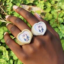(Hecho a medida) Anillo con marco de foto cuadrado personalizado, joyería de uso diario personalizada con circonita cúbica de latón estilo hip-hop - Anillo con forma de corazón - Ver 3