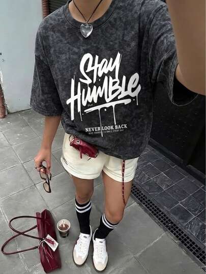 Áo thun nữ dáng suông | Áo thun in khẩu hiệu "Stay Humble" | Áo ngắn tay màu xám than cổ điển | Phong cách đường phố thường ngày màu đen