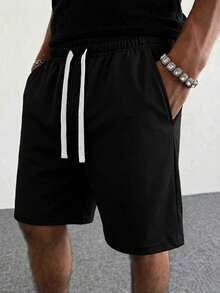1 chiếc quần short đen dáng casual, thể hiện phong cách giản dị với thiết kế tối giản, chất liệu polyester mềm mại suốt cả ngày, dù bạn dạo phố trong tiết trời mát mẻ hay thư giãn thoải mái, chiếc quần này cho phép bạn dễ dàng chuyển đổi giữa thời trang và sự thoải mái, thể hiện phong cách nam tính của bạn. Mùa hè - màu đen - Xem 9