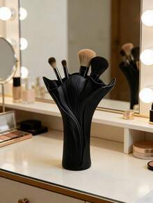 黑色多隔层大容量二合一百合花造型化妆刷收纳盒，兼具花瓶和笔筒功能，可用于梳妆台、办公桌、卧室、浴室、宿舍等场所，现代简约风格，实用美观，是馈赠亲友的理想之选，也是大学毕业礼物的完美礼物。 - 黑色 - 查看 4