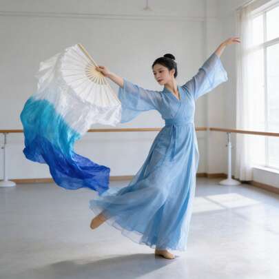 1. Quạt múa bụng màu xanh lam trang nhã, kèm rèm tre dài - Tay phải, chất liệu vải lụa mềm mại, hoàn hảo cho các bữa tiệc, buổi biểu diễn và sự kiện văn hóa.