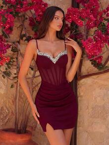 Đầm ngắn dự tiệc thanh lịch, dây mảnh, cổ chữ V, làm thủ công từ vải lưới đục lỗ, họa tiết xương cá, cạp cao, xếp ly, hở lưng, buộc dây, thích hợp cho dạ hội, tiệc sinh nhật, tiệc tối trang trọng, lễ hội, tiệc cưới, tiệc cocktail, họp mặt gia đình và các dịp khác. - Màu Đỏ Sâu - Xem 7