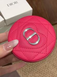 優雅 Dior 粉色皮革格紋鏡子收納盒 直徑 7.5cm，防水旅行化妝包附雙面鏡，適合個人使用與送禮 - 玫瑰紅 - 查看 8