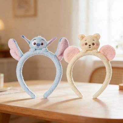 Miniso Băng đô cài tóc hình Stitch & Winnie the Pooh của Disney, 2 kiểu tùy chọn, thiết kế 3D dễ thương, chất liệu mềm mại, bông xốp, kiểu dáng cao ôm sát đầu để rửa mặt và trang điểm, băng đô cài tóc dễ thương khi đi du lịch và chụp ảnh (1 chiếc)