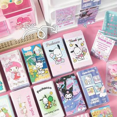  Bộ sticker hoạt hình siêu dễ thương của Sanrio, bao gồm nhiều thiết kế trang trí khác nhau như Hello Kitty, Kuromi, Melody, v.v., bao gồm cả sticker dạng dải dài và sticker dán, rất thích hợp để gói quà. Sticker dán có thể kết hợp với các sticker thời trang và đơn giản, dùng để dán các vật phẩm đóng gói, sticker dán thiệp, sticker kế toán, v.v.