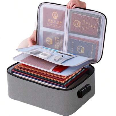Organisateur de documents verrouillable ; boîte de rangement multi-couches à grande capacité avec poches en maille ; portable pour usage domestique, au bureau ou en voyage ; convient pour les passeports, cartes d'identité, actes de naissance, actes de propriété, contrats et autres documents importants. Un choix idéal pour l'usage domestique quotidien, les déplacements professionnels, les déménagements, les vacances d'été, la rentrée scolaire, la saison des remises de diplômes et le stockage à long terme à la maison. Disponible dans une gamme de couleurs