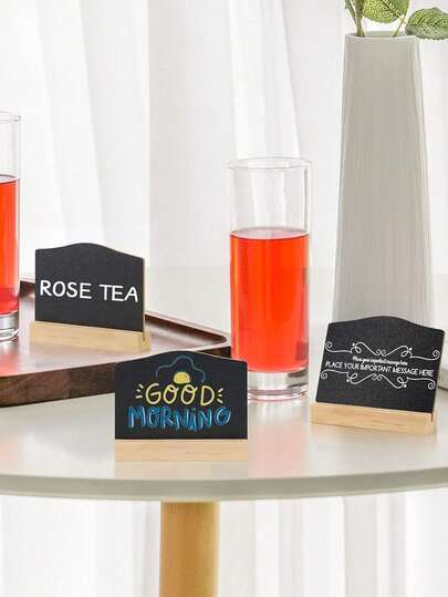 1块双面迷你黑板，带木质支架。这款小巧的桌面黑板非常适合婚礼、生日派对、咖啡馆菜单、迎婴派对、毕业典礼和节日装饰。它易于书写和擦除，具有质朴的农舍风格，适合家庭和商业用途。