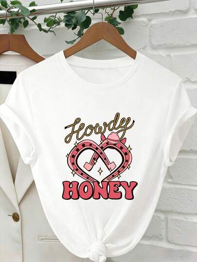 Áo thun nữ cổ tròn dáng rộng, thoải mái, họa tiết lãng mạn, in hình móng ngựa "Howdy Honey", giản dị và đa năng, phù hợp cho các hoạt động hàng ngày, đi mua sắm, hẹn hò, du lịch và các dịp khác. Áo thun in hình dành cho nữ, áo thun ngắn tay hàng ngày, áo thun trắng, áo thun mùa hè cho nữ, trang phục cần thiết cho mùa hè, ngày Valentine.