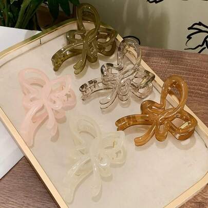 2 chiếc kẹp tóc hình bướm lớn bằng nhựa, phụ kiện tóc kiểu dáng nhẹ nhàng, phù hợp với tóc dài vừa phải, dùng hàng ngày.