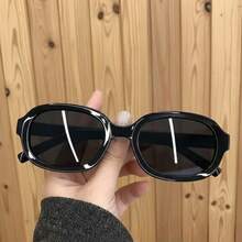 Óculos unissex retrô com armação quadrada, ideais para rostos pequenos. Lentes amarelas, estilo vintage, perfeitos para usar na praia. Combinam com suéteres, jaquetas, parkas, macacões, calças cargo, etc. - Multicolorido - Ver 2
