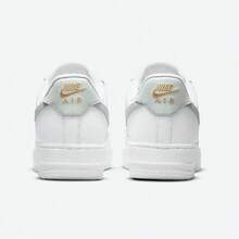 Nike Giày thể thao nữ WMNS AIR FORCE 1 07 ESS kiểu dáng casual, cổ thấp, có móc cài. - trắng - Xem 3