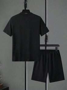Men's Regular Fit Short Sleeve T-Shirt & Shorts Set, Personality Printed Stylish Casual Outdoor Wear, Pocket & Drawstring Waist Pants, 2 Piece Set,T-Shirt And Shorts Set, Two Piece Set, Casual Set, Summer Outfit, Lounge Set, Short Sleeve Set, Cotton Set, Mens Set,Matching Set, Sport Set, Tracksuit Set, Comfort Set, Daily Outfit, Lounge Wear,Casual Wear,Cotton T-Shirt, Casual Tee, Short Sleeve, Crew Neck, Vintage Tee, Fashion T-Shirt, Loose Fit, Regular Fit,Shorts, Casual Shorts, Summer Shorts, Cotton Shorts, Athletic Shorts, Gym Shorts, Lounge Shorts, Beach Shorts,Daily Shorts,Outdoor Wear,Printed Set - 黑頂 - 查看 2