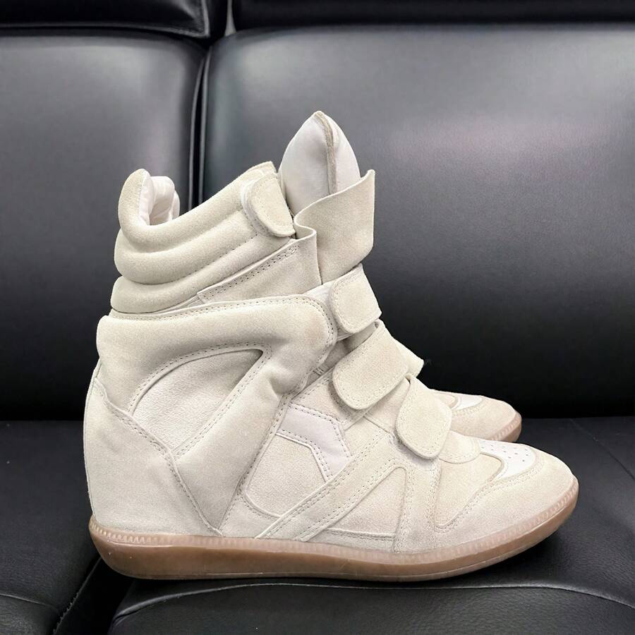 2026 IS New Classic Women's Casual High-Top Sneakers With 8cm Invisible Height Increase, Round-Toe Triple-Lace Design Suede Wedge Women's Shoes, Casual Retro Style, Comfortable And Versatile Campus Style. Triple Pairs Of Laces With Suede Splicing Craft, High Recognizability. Built-In Invisible Height Increase, Easy To Put On And Take Off, Unique Style Comfortable Height-Increasing Suede Women's Shoes Integrating Retro And Modern Fashion Sense. - 白色 - 查看 1