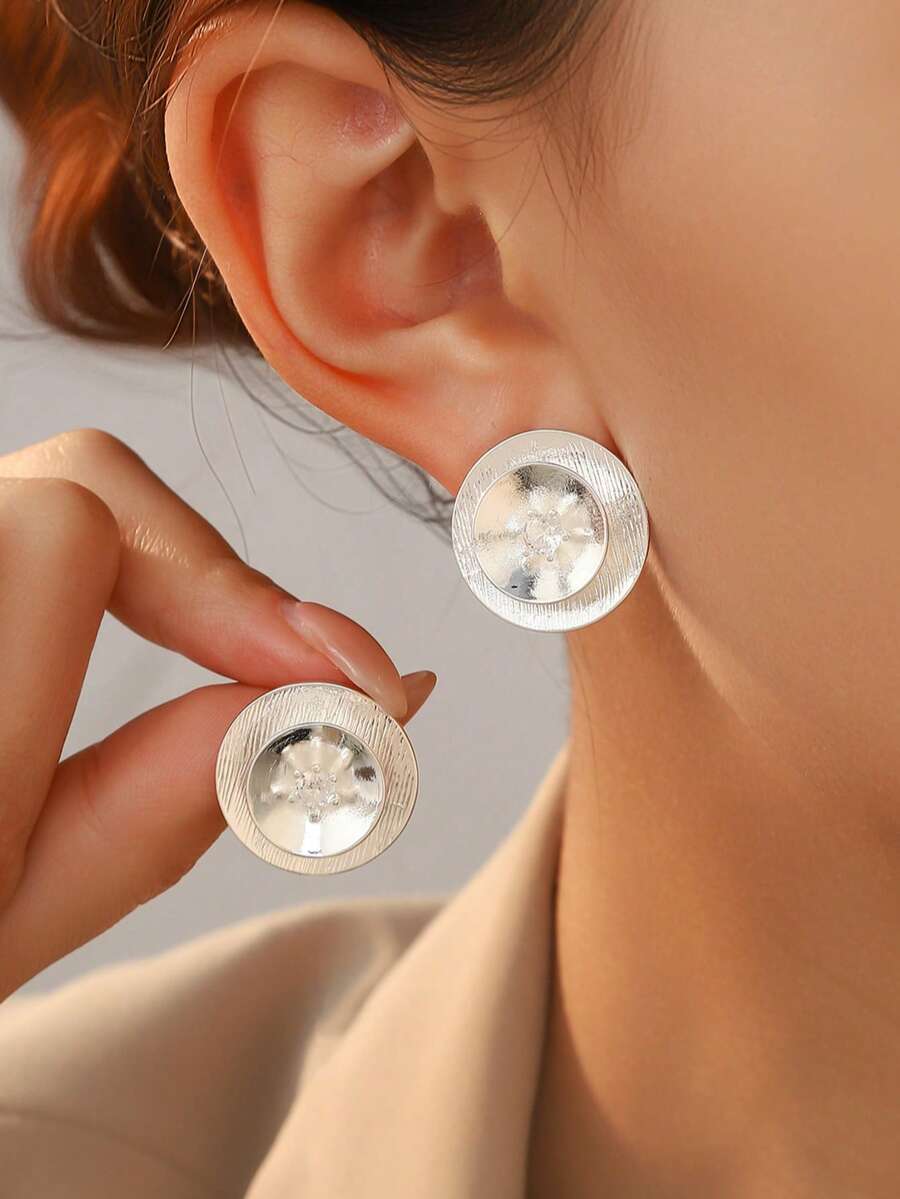 1 Đôi bông tai bạc tròn, họa tiết vân nổi, đính đá pha lê ở giữa, thiết kế tối giản thanh lịch, phù hợp cho công sở. - Nhiều màu - Xem 1