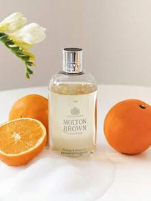 Molton Brown Sữa tắm cam và bergamot 300ml/10 fl oz, sữa tắm hương cam quýt cổ điển với hương đầu là cam ngọt, bergamot và chanh, hương giữa là hoa cam, bạch đậu khấu và tinh dầu petitgrain, và hương cuối là xạ hương, ylang ylang và gỗ tuyết tùng, mang lại cảm giác sảng khoái và tràn đầy năng lượng khi tắm hàng ngày, hương thơm lâu dài, công thức thuần chay, không thử nghiệm trên động vật, sản xuất tại Anh, sữa tắm cao cấp. - Cam & Cam Bergamot 300ml - Xem 9