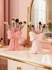 Hộp đựng hình nơ xinh xắn, thích hợp để đựng cọ trang điểm và mỹ phẩm trong phòng tắm. Hộp đựng cọ trang điểm thanh lịch này rất phù hợp cho các bạn nữ, sinh viên và trang trí nhà cửa sáng tạo. Cũng thích hợp cho kỳ nghỉ, bãi biển, phòng tắm, phòng ngủ và các dịp khác. Dung tích lớn. - Nhiều màu - Xem 10