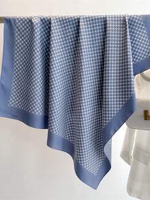 1 chiếc khăn vuông lớn họa tiết cỏ ba lá xanh dương, kích thước 90x90cm, chất liệu polyester twill, nhẹ, đa năng, thích hợp cho mùa xuân hè thu, đi chơi hàng ngày, dự tiệc, du lịch, đi biển, nghỉ lễ. - Màu xanh lam - Xem 3