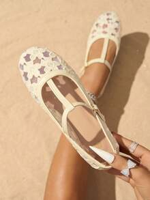 女士T字带搭扣网纱刺绣圆头甜美软底平底鞋，蕾丝玛丽珍凉鞋，米色沙滩度假鞋 - 米色 - 查看 1